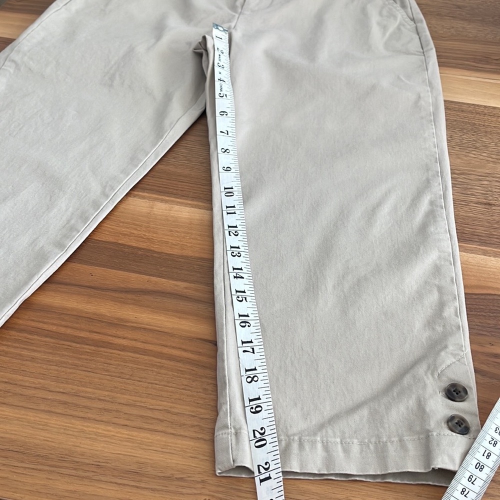 NWOT Croft & Barrow
Excellent Condition
Size 6
Color Tan
Capri 
#545 - Picture 5 of 7